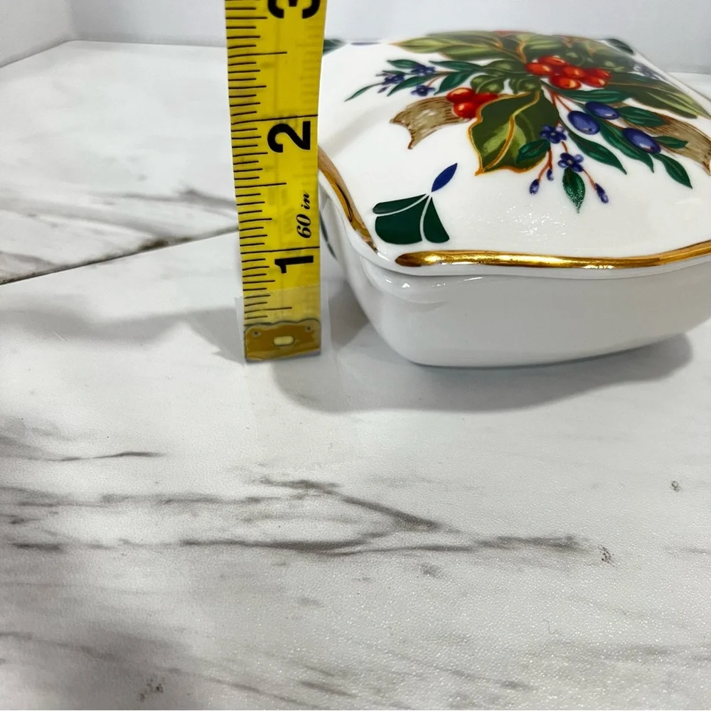 Winter Garden princes House Trinket Box With Gold Tone Accents